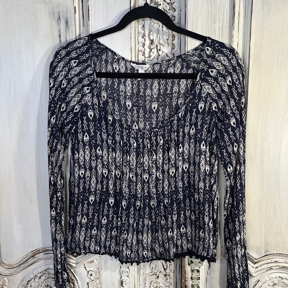 Curated 2Piece Bundle Navy and Cream Patterned Long Sleeve Blouse /White Shorts - Picture 2 of 7